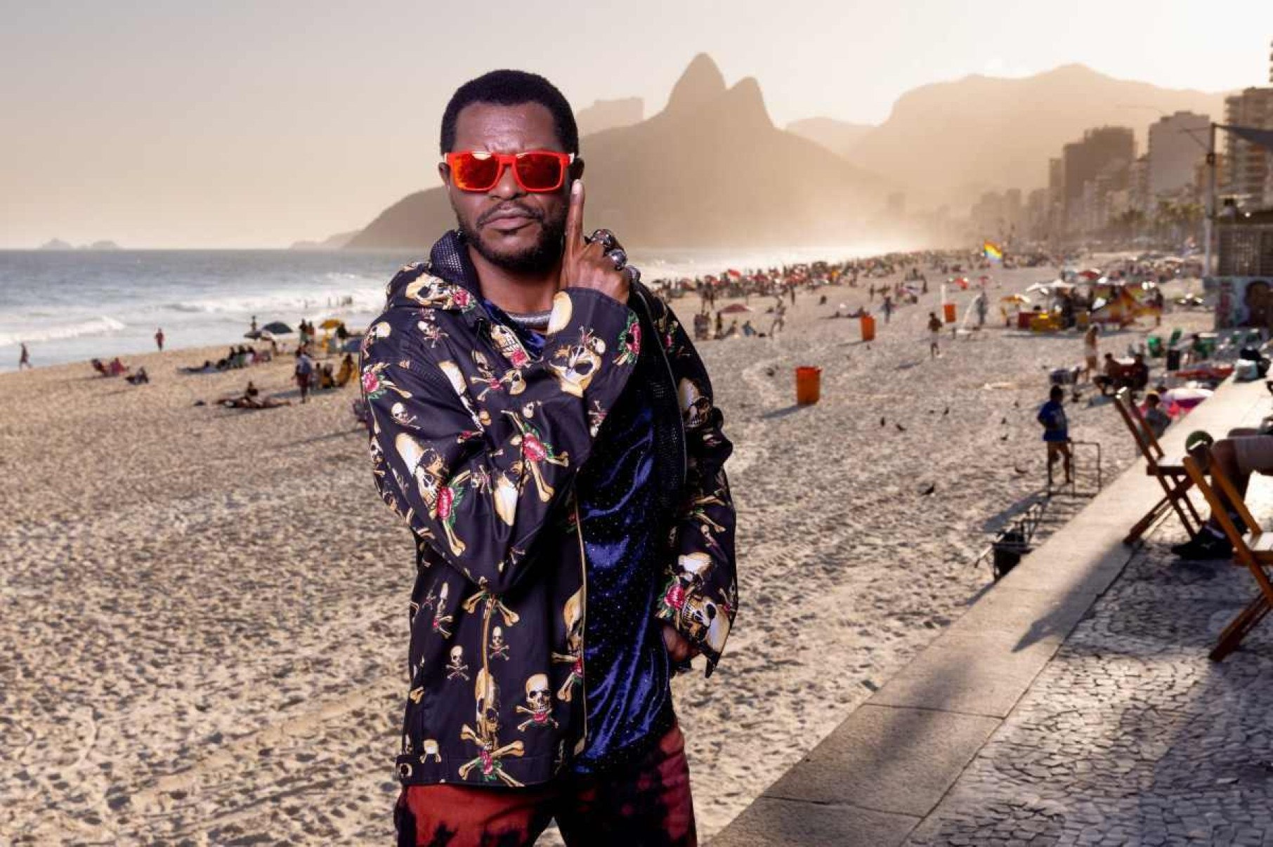 Bukassa Kabengele, em ensaio Rock in Rio, com look de Hermes Inocencio