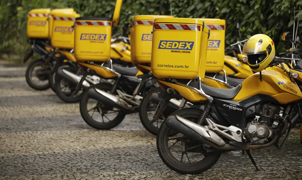 O cargo de agente de Correios, que exige nível médio, registrou cerca de 88% do total de inscritos, foram mais de 1,5 milhão de inscrições -  (crédito: Joédson Alves/Agência Brasil)