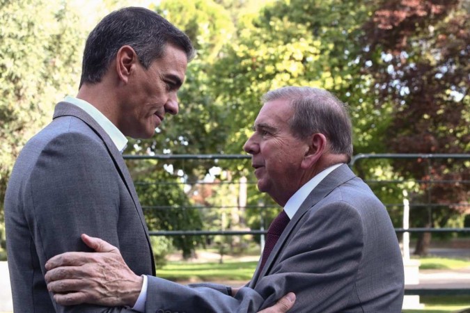 O primeiro-ministro da Espanha, Pedro Sánchez (E), recebe o líder da oposição venezuelana, Edmundo Gonzalez Urrutia, nos jardins do Paláci La Moncloa, em Madri  -  (crédito: Fernando Calvo/La Moncloa/AFP)