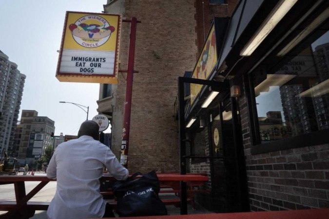     CHICAGO, ILLINOIS - 12 DE SETEMBRO: Uma placa no The Wieners Circle, um popular restaurante de cachorro-quente, diz 