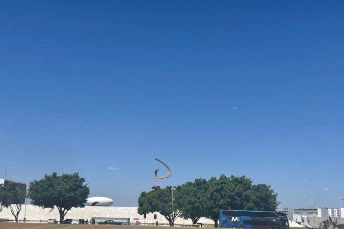 Ontem, na hora do almoço, o azul voltou a predominar no céu de Brasília em vez do cinza enfumaçado -  (crédito: Roberto Fonseca/CB/D.A.Press)