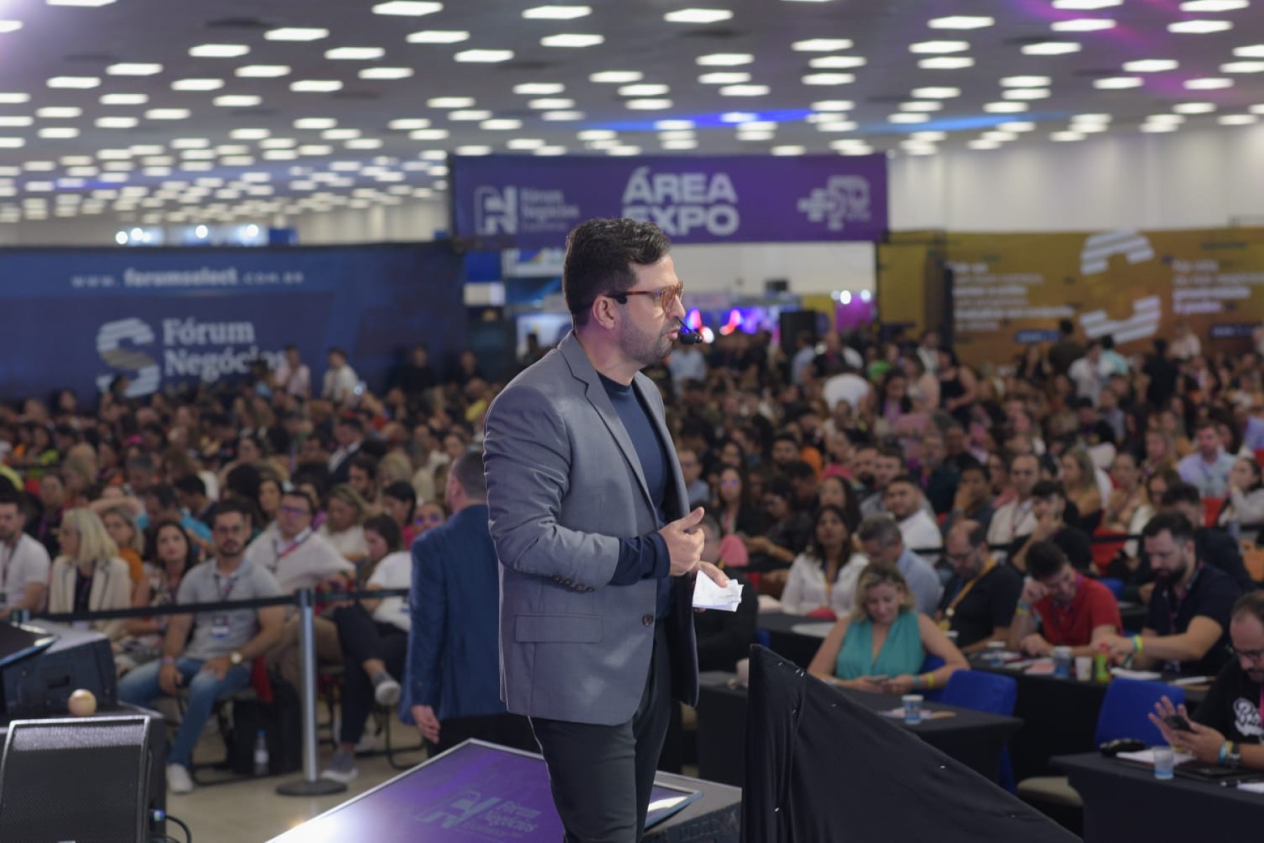 Jean Valério, CEO do Fórum Negócios, autografa na 27ª Bienal -  (crédito: DINO)