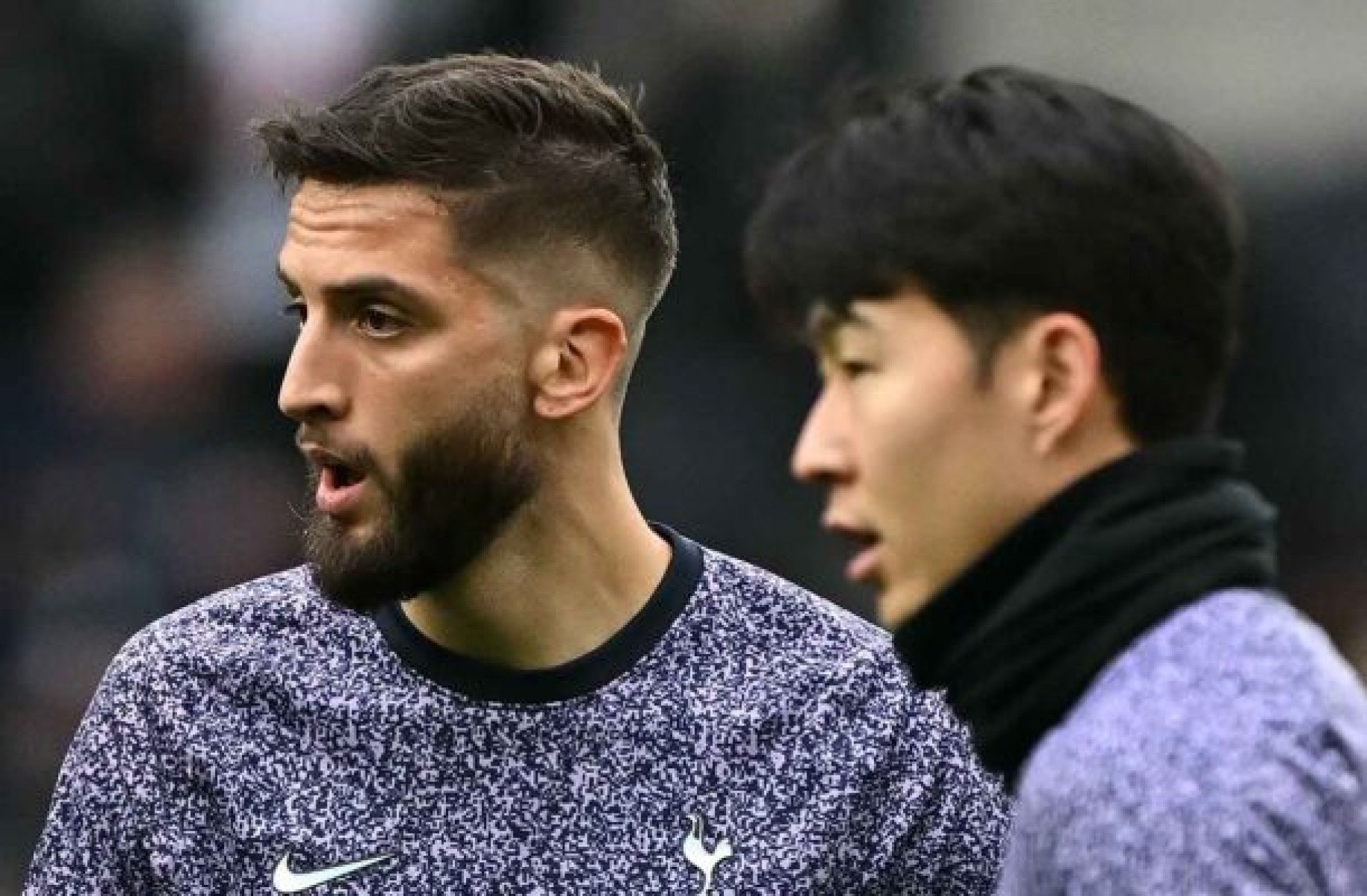  Tottenham Hotspur's Uruguayan midfielder #30 Rodrigo Bentancur (L) and Tottenham Hotspur's South Korean striker #07 Son Heung-Min warm up ahead of the English Premier League football match between Tottenham Hotspur and Bournemouth at Tottenham Hotspur Stadium in London, on December 31, 2023. (Photo by Ben Stansall / AFP) / RESTRICTED TO EDITORIAL USE. No use with unauthorized audio, video, data, fixture lists, club/league logos or 'live' services. Online in-match use limited to 120 images. An additional 40 images may be used in extra time. No video emulation. Social media in-match use limited to 120 images. An additional 40 images may be used in extra time. No use in betting publications, games or single club/league/player publications. /  (Photo by BEN STANSALL/AFP via Getty Images)
     -  (crédito:  AFP via Getty Images)