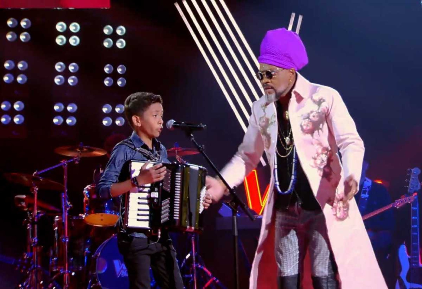 Ao lado de Carlinhos Brown, no The Voice Kids