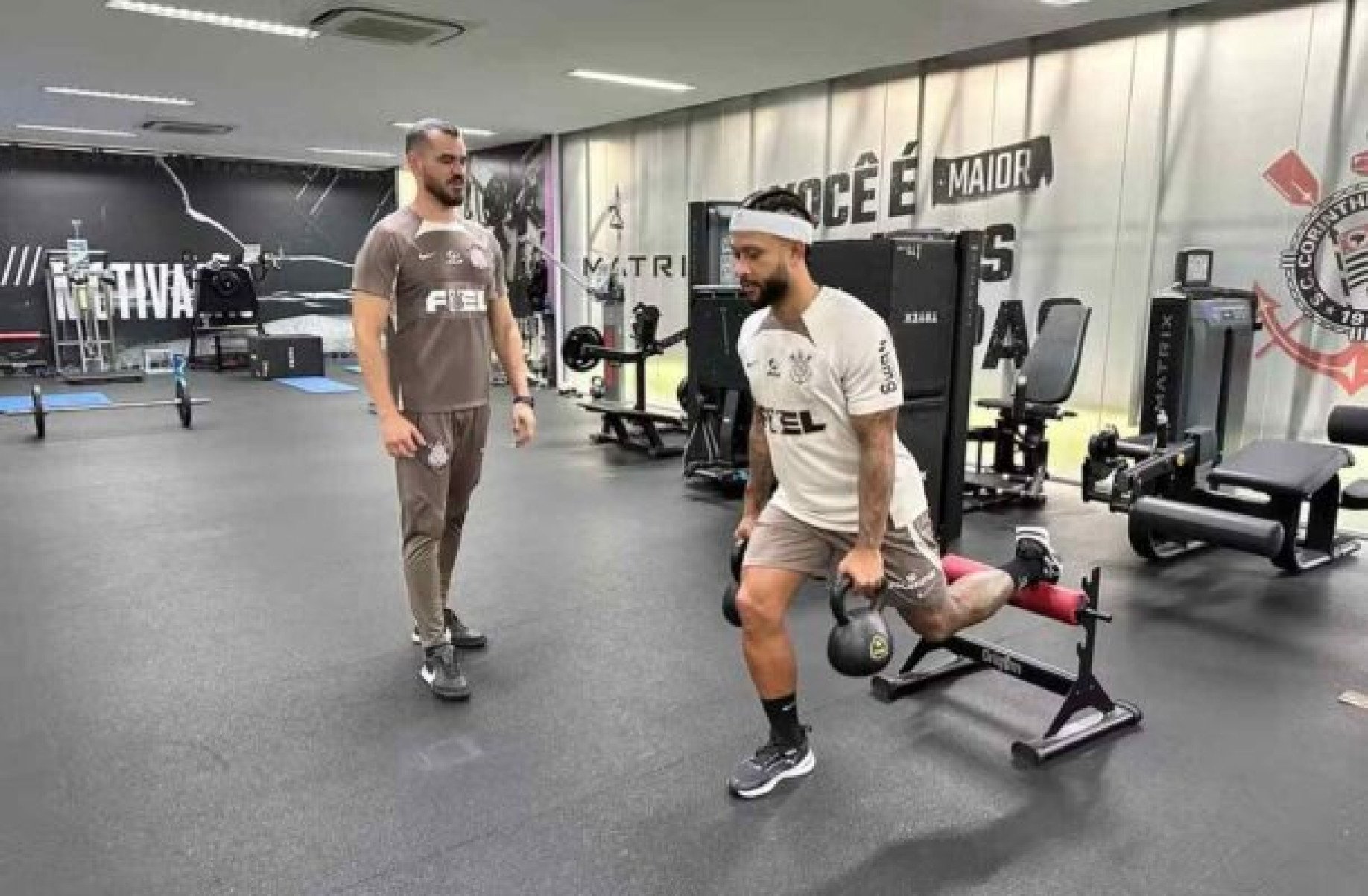 Memphis Depay faz primeira atividade no CT do Corinthians