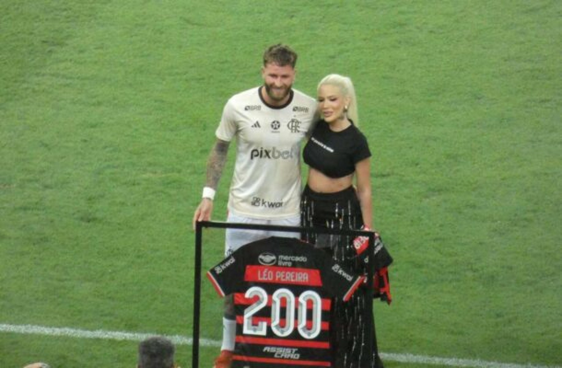 Léo Pereira recebe camisa comemorativa pelos 200 jogos com a camisa do Flamengo -  (crédito: Foto: Lucas Bayer/Jogada10)