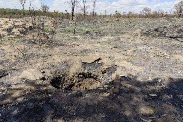 Policiais civis, militares e bombeiros fizeram buscas na área, quando localizaram o cadáver -  (crédito: Ed Alves/CB/D.A Press)