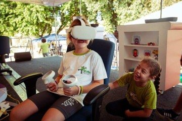 Crianças participando de experiência imersiva na estação Bússola de Carreiras durante a expedição de Força Meninas / 2024


