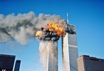 O atentado de 11 de Setembro, que completou 23 anos, ficou marcado na história como o dia da série de atentados terroristas nos Estados Unidos. Foi em 2001 e a imagem mais impactante é o ataque ao World Trade Center. Mas as Torres Gêmeas não eram o único alvo dos terroristas. Naquela manhã uma série de ataques foi orquestrada pelos fanáticos contra os EUA.   -  (crédito: rds323 domínio público)