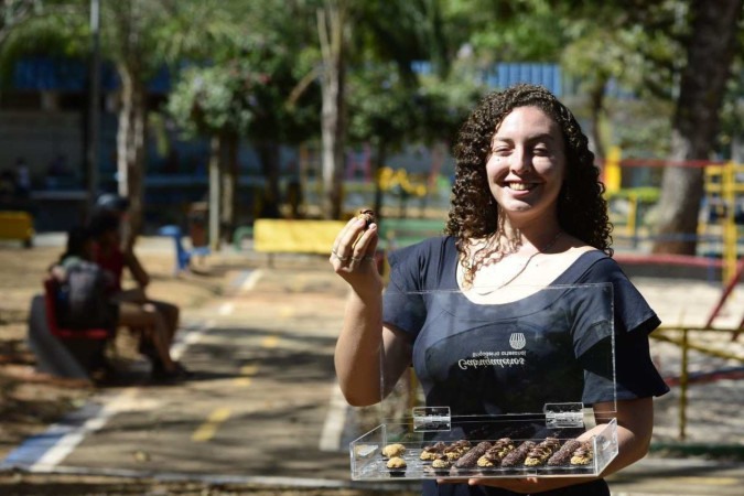 Gabryela Lustosa percorre as ruas do DF com seus brigadeiros  -  (crédito:  Marcelo Ferreira/CB/D.A Press)