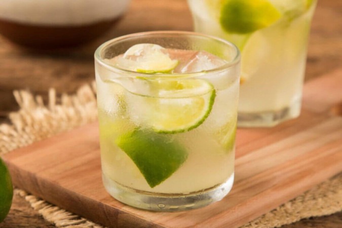 Caipirinha de cachaça e limão (Imagem: WS-Studio | Shutterstock) -  (crédito: Edicase)