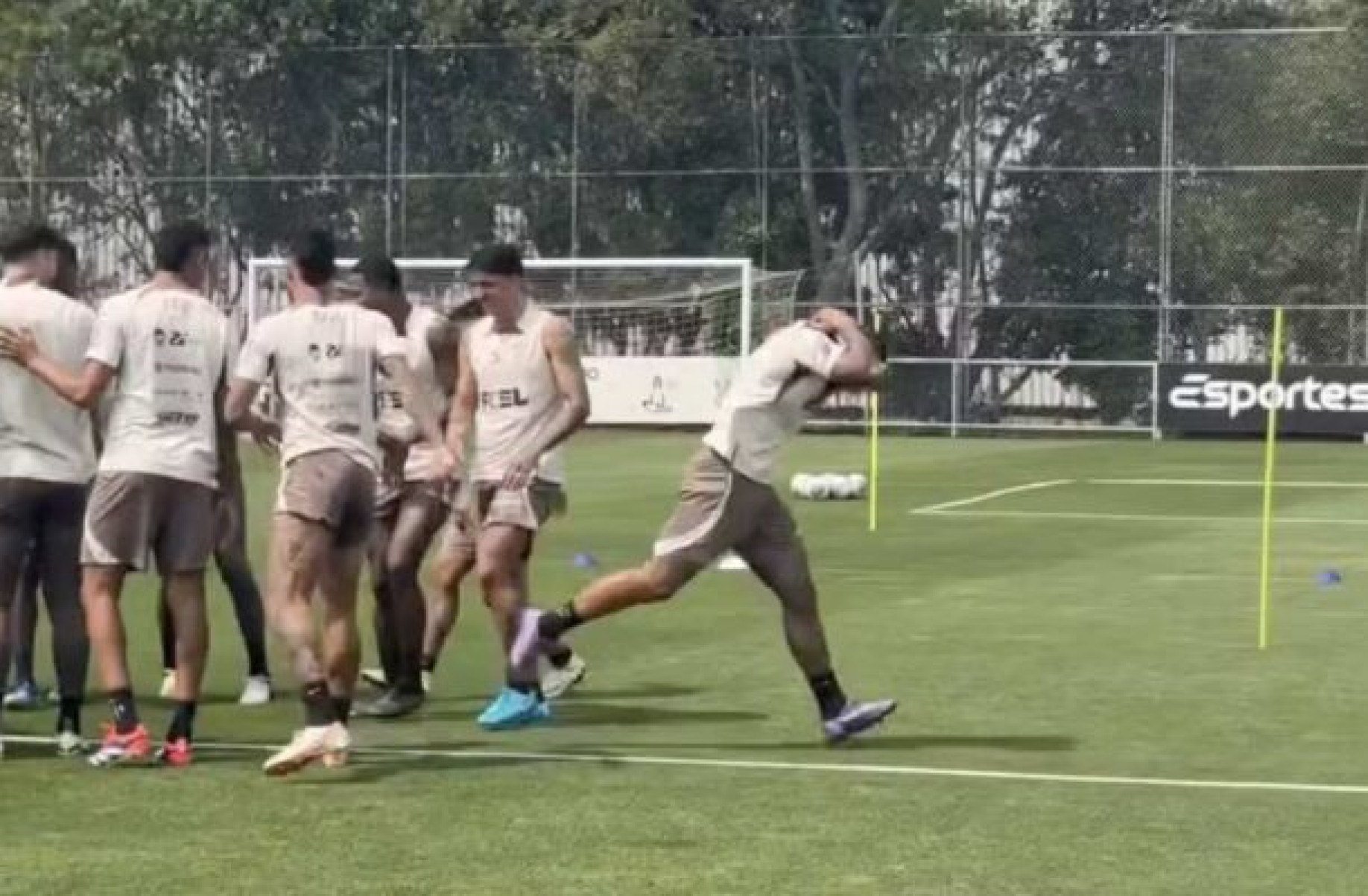 Depay passa por “corredor polonês” em primeiro treino pelo Timão