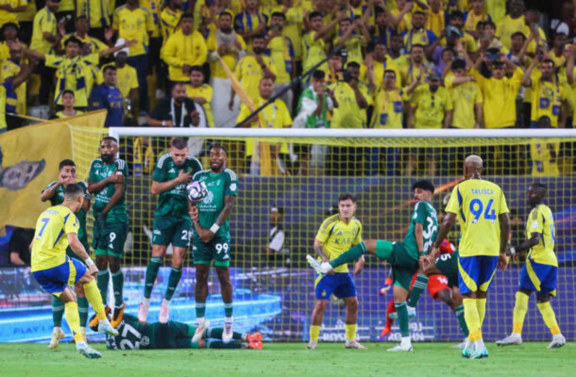  Nassr's Portuguese forward #07 Cristiano Ronaldo shoots a free kick during the Saudi Pro League football match between Al-Ahli and Al-Nassr at at al-Awwal Stadium in Riyadh on September 13, 2024. (Photo by Fayez NURELDINE / AFP)
     -  (crédito:  AFP via Getty Images)