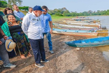 Com ribeirinhos da Amazônia e sem a companhia de parlamentares, Lula observa igarapé seco  -  (crédito:  Ricardo Stuckert / PR)