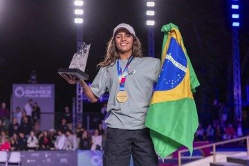 A brasileira Rayssa Leão, campeã mundial de skate street, em Roma, Itália
