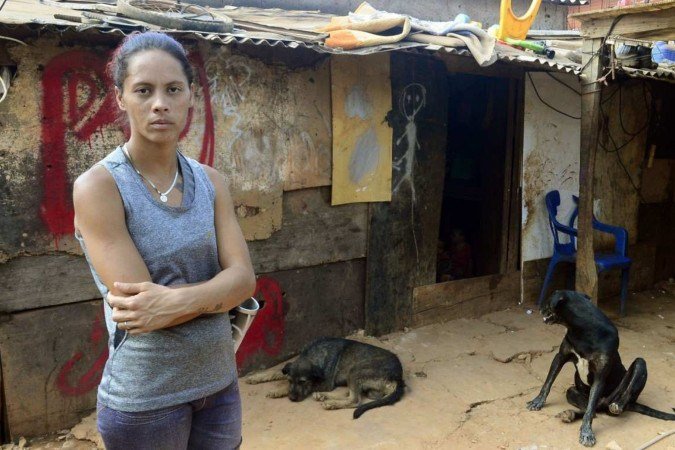 No lote em que João Miguel morava, há cinco casas, feitas em madeira, que abrigam mais de dez pessoas, entre adultos e crianças 