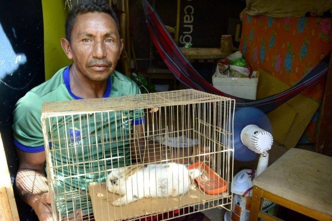  Valdeci Santos, vizinho da família, mostrou a gaiola que comprou do menino uma semana antes de seu sequestro 