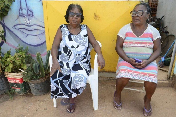  Betânia Benito Fernandes (vestido preto e branco) e Lúcia Maria de Jesus, moram próximas a casa de João Miguel e lamentaram o ocorrido 