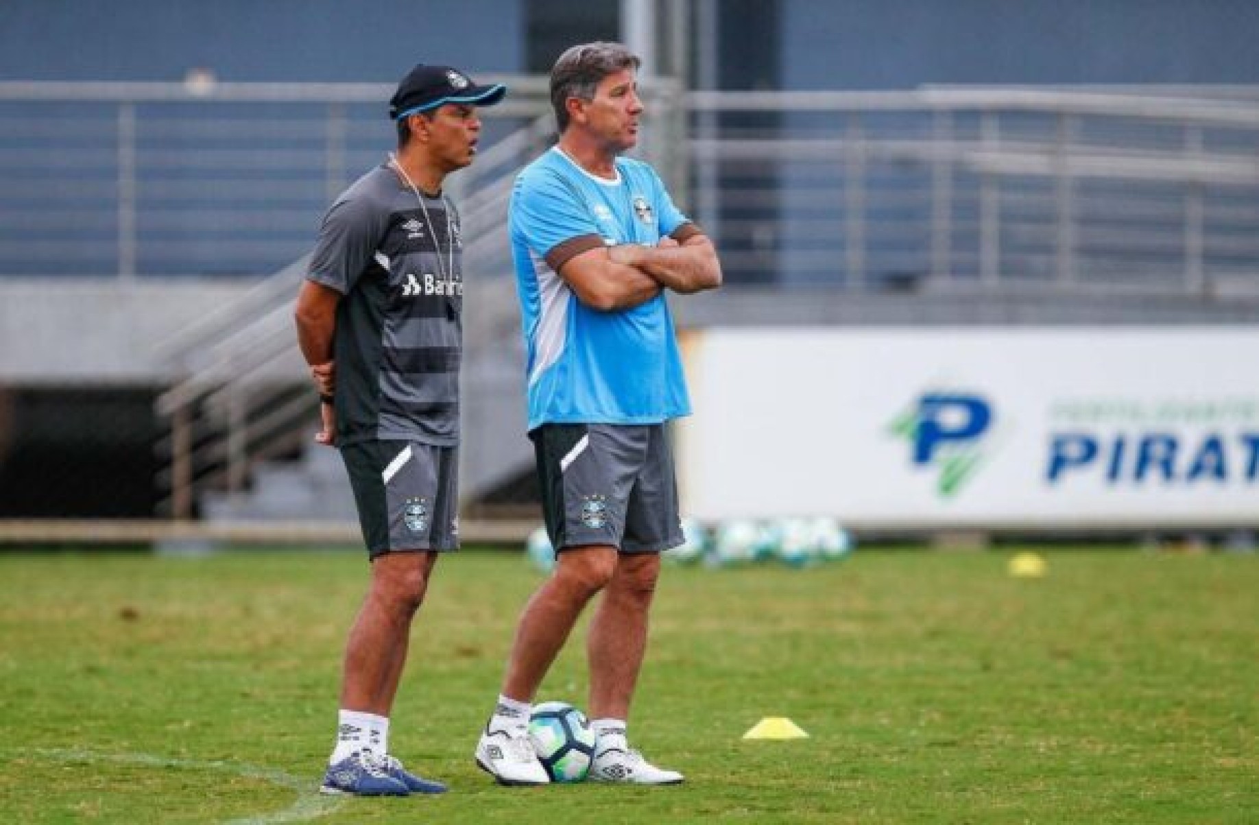 Renato Gaúcho ao lado de Alexandre Mendes durante treino Grêmio ainda em Porto Alegre  -  (crédito: Foto: Lucas Uebel/Grêmio FBPA)