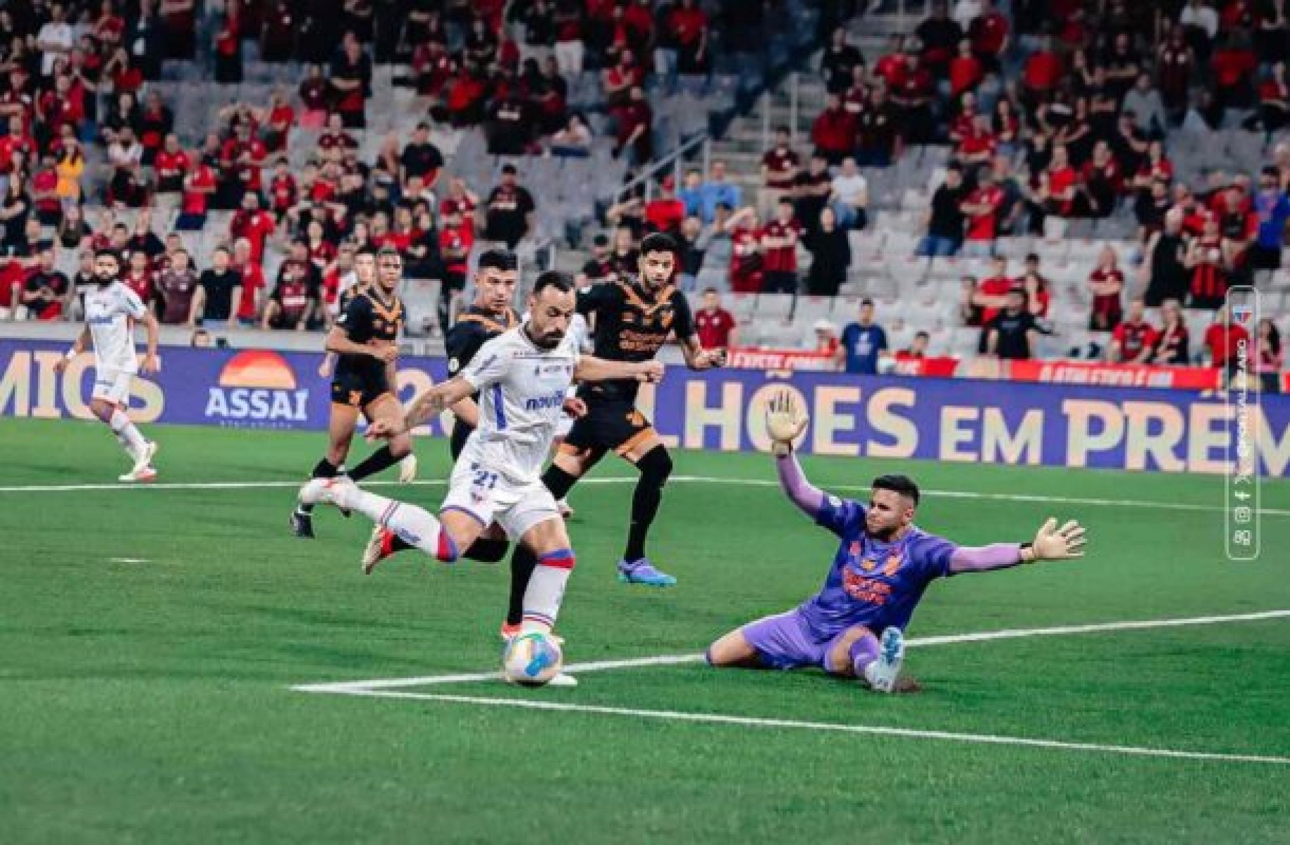 Moisés faz o gol do Fortaleza  no duelo contra  o Athletico, no Paraná -  (crédito: foto; Matheus Amorim/FEC)