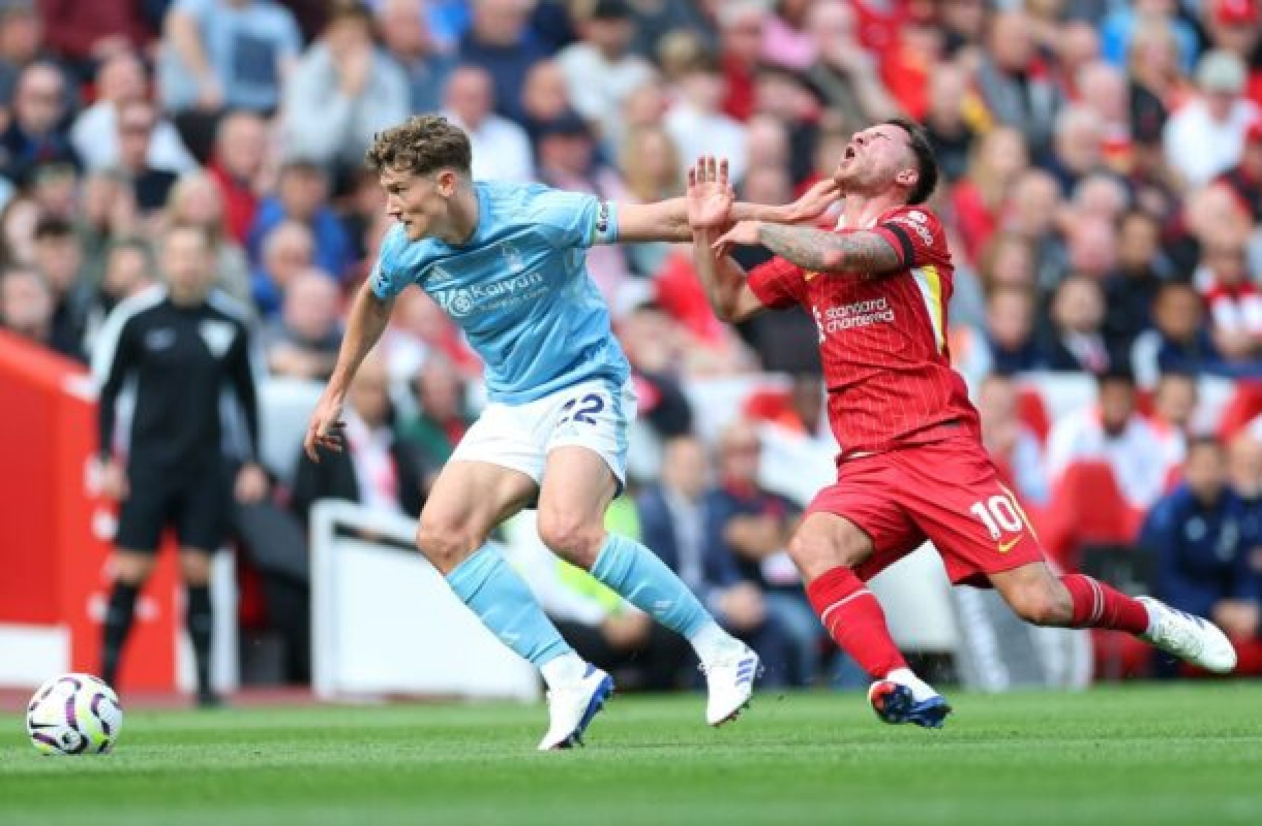 Nicolas Dominguez, do Nottingham Forest (de azul) luta pela bola com Mac Allister, argentino que é  um dos destaques do Liverpool  -  (crédito: Foto: Carl Recine/Getty Images)