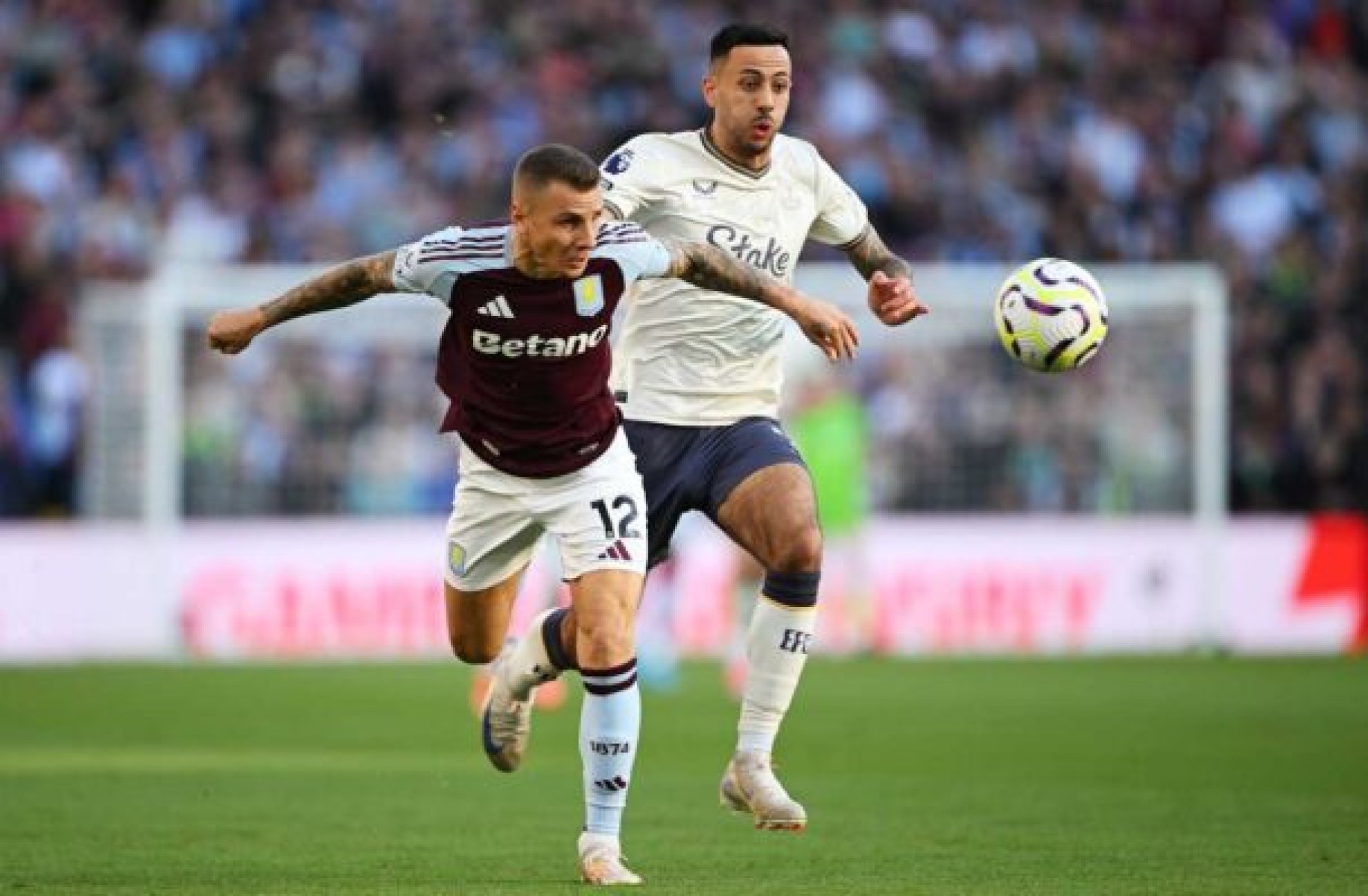  BIRMINGHAM, ENGLAND - SEPTEMBER 14: Lucas Digne of Aston Villa is challenged by Dwight McNeil of Everton during the Premier League match between Aston Villa FC and Everton FC at Villa Park on September 14, 2024 in Birmingham, England. (Photo by Shaun Botterill/Getty Images)
     -  (crédito:  Getty Images)