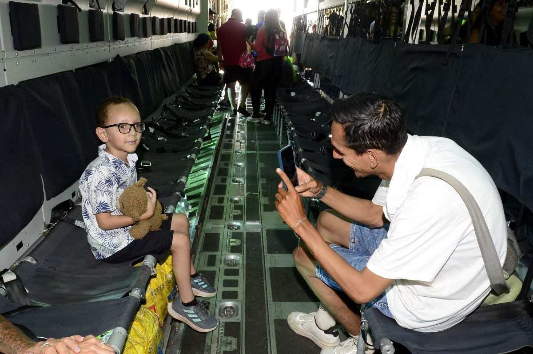  Rafael Cardoso com o filho Davi Cardoso no interior do KC-390: apaixonados por aviões