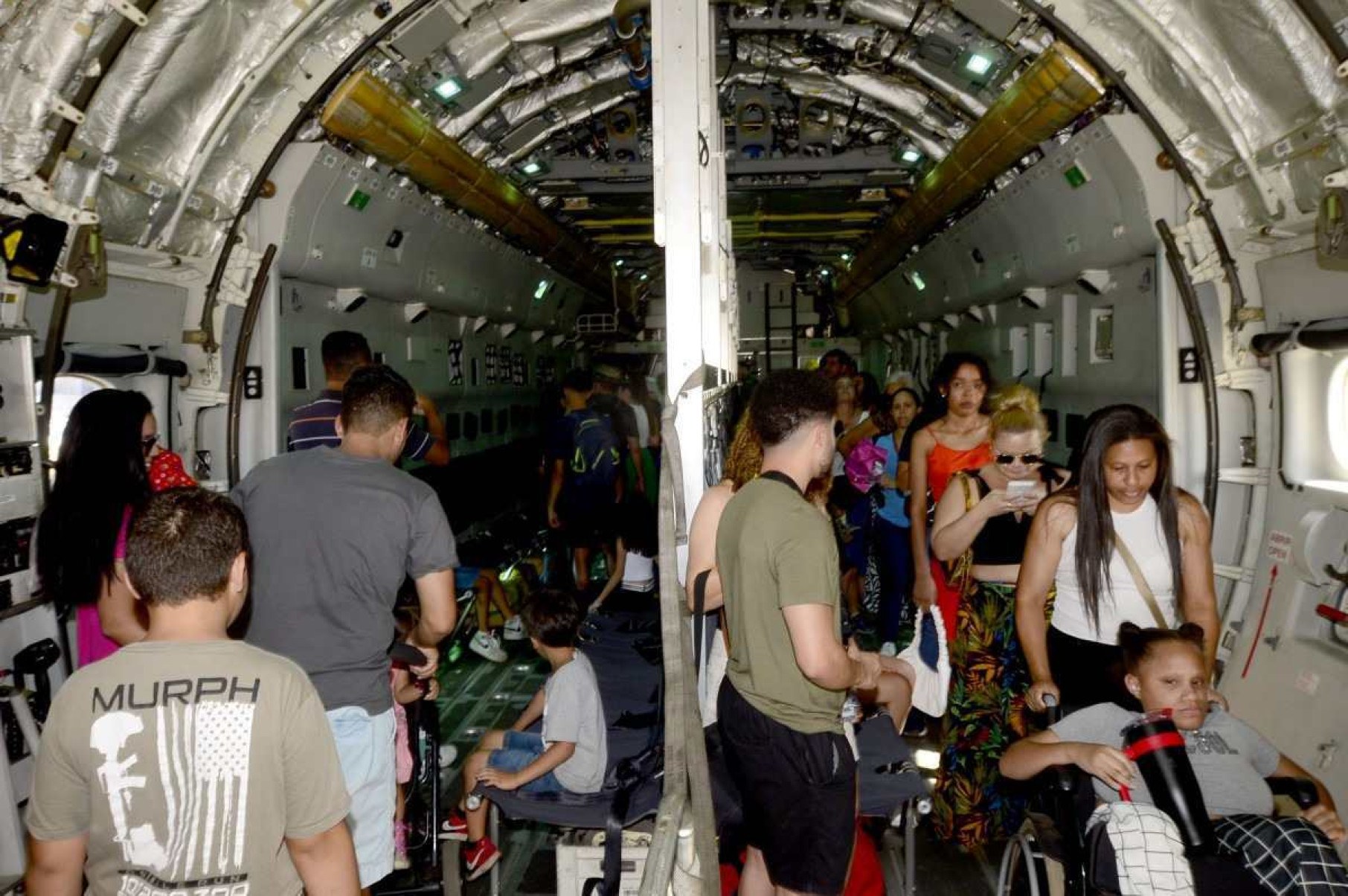 Visitantes no interior do KC 390, uma das maiores aeronaves da FAB