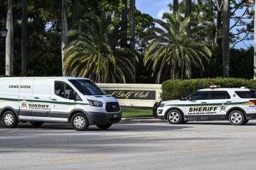 Viaturas paradas em frente ao Trump International Golf Club, em West Palm Beach, na Flórida: FBI investiga potencial atentado contra político  -  (crédito: Chandan Khanna/AFP)