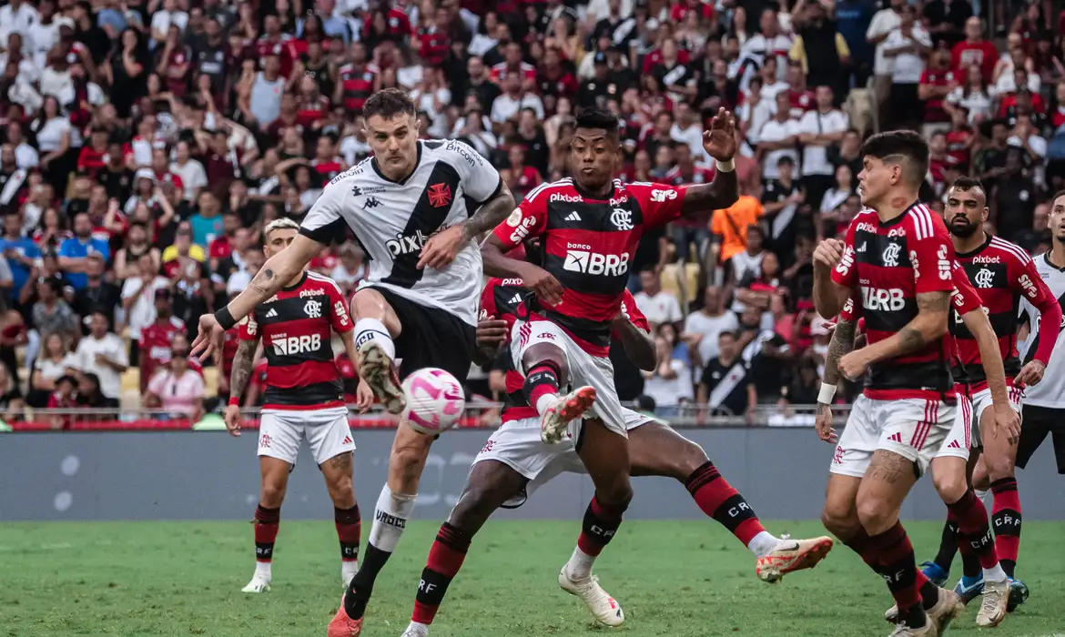 Flamengo e Vasco medem forças no estádio do Maracanã -  (crédito: EBC)