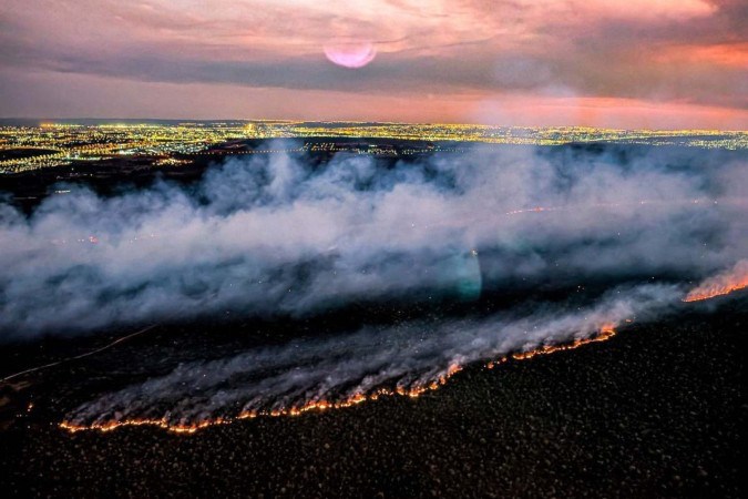 O presidente Lula sobrevoou o Parque Nacional de Brasilia para ver de perto o incêndio no local. Ao longo do fim de semana, foram 6,2 mil focos no país -  (crédito:  Ricardo Stuckert / PR)