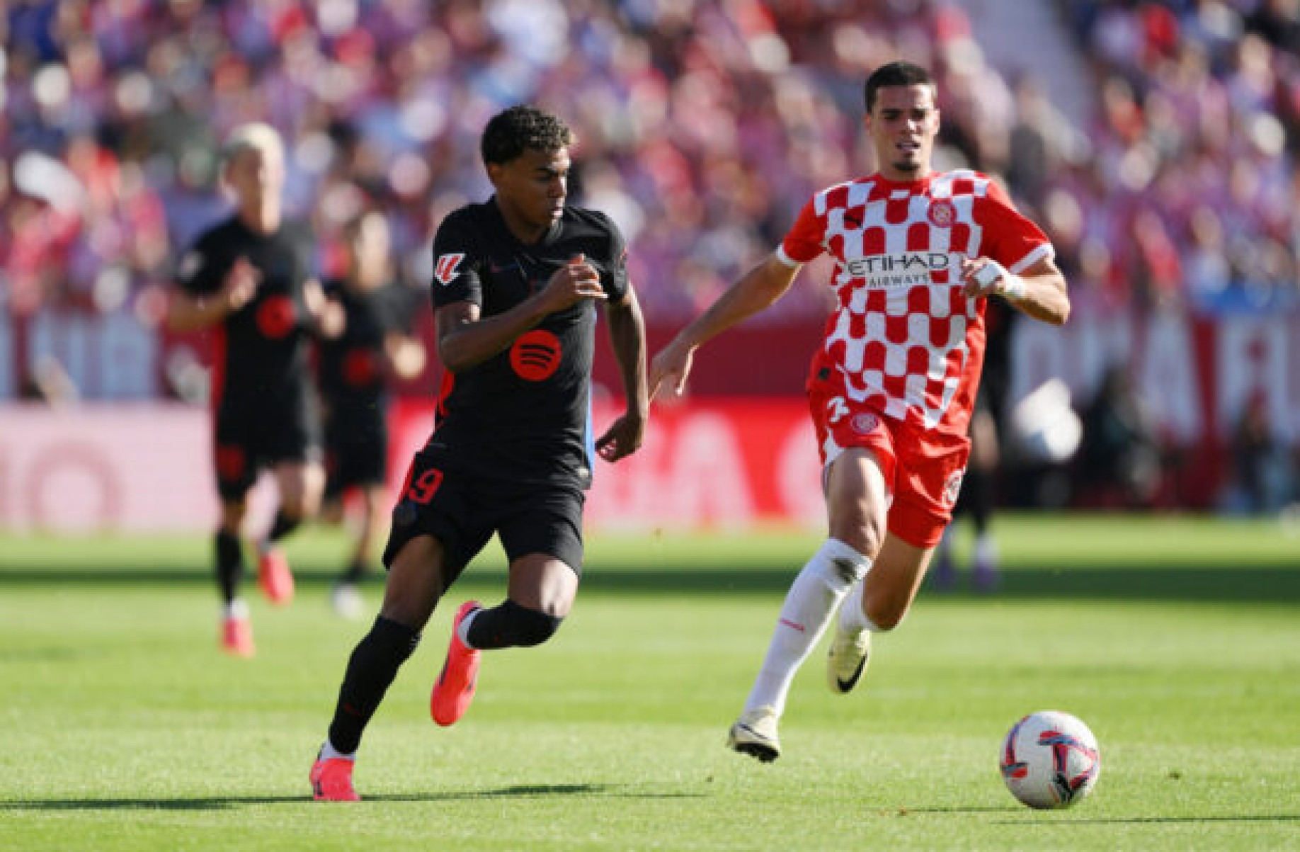 Lamine Yamal chuta para fazer o primeiro gol do Barcelona sobre o Girona -  (crédito: Foto: David Ramos/Getty Images))