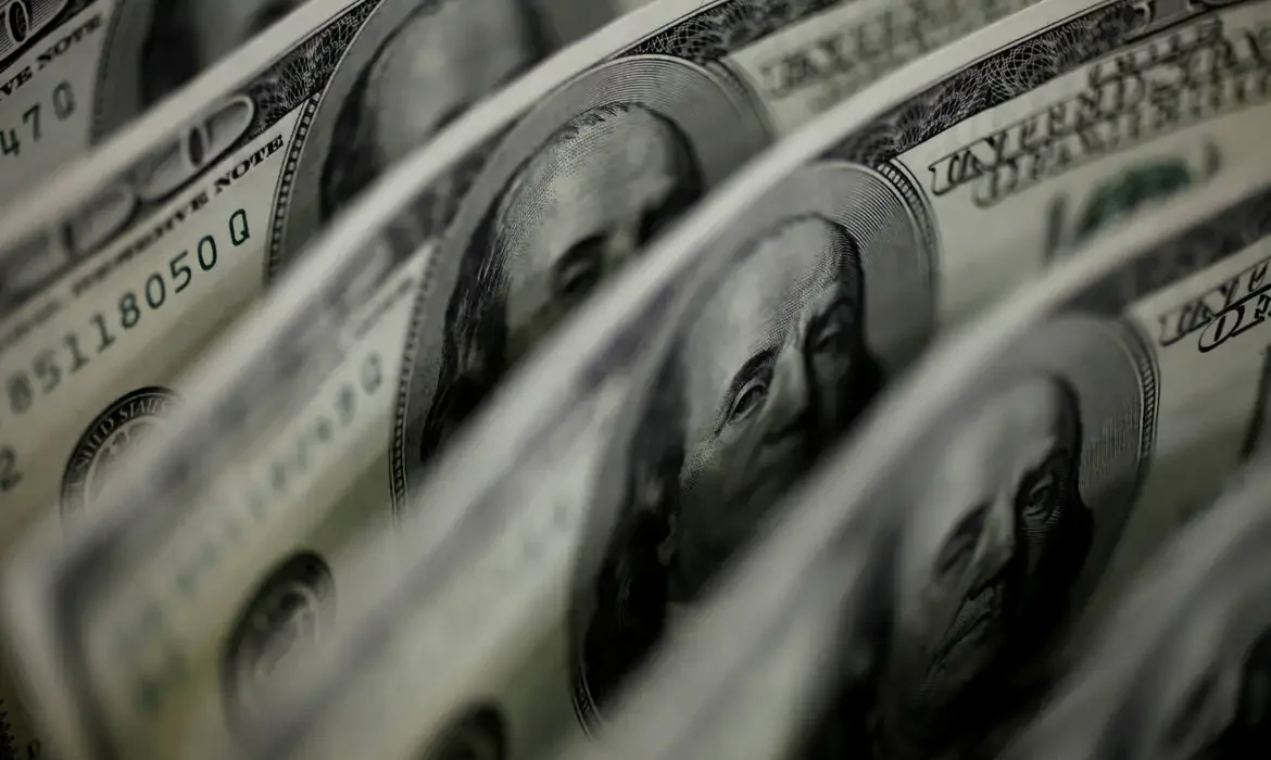Diretora do Fed reitera postura cautelosa e alertas sobre inflação nos EUA