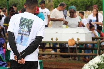 Familiares se despedem de João Miguel. "Por que fizeram isso com você?"