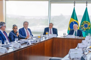 Presidente se reuniu com autoridades e especialistas para discutir ações de enfrentamento às queimadas. Pacote deve ser anunciado hoje     -  (crédito: Ricardo Stuckert/PR)