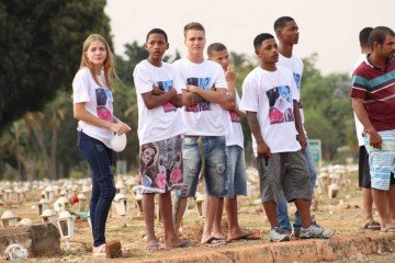 Familiares se despedem de João Miguel. "Por que fizeram isso com você?"