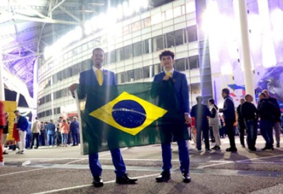 Os alunos na cerimônia de encerramento da WorldSkills Lyon 2024 nesse último domingo (15). -  (crédito: Nilson Carvalho/Sistema Fibra)