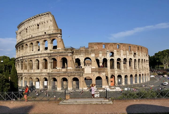 Na Antiguidade, Roma formou uma das civilizações mais poderosas da história. O Império Romano durou cinco séculos, entre 27 a.C. e 476 d.C., e teve a cidade homônima (hoje capital da Itália) como o seu centro mais importante. 
 - 