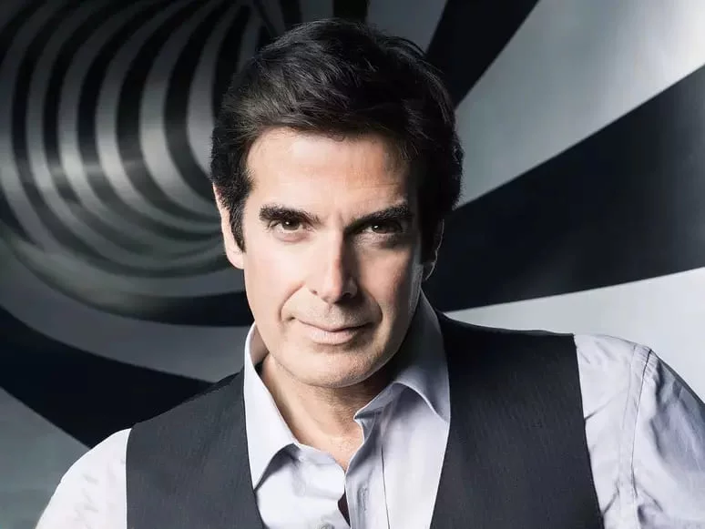 O mágico e ilusionista David Copperfield, um dos mais famosos e populares do mundo, faz aniversário em 16/9.  Nascido em Nova Jersey, David Seth Kotkin  tornou-se mundialmente conhecido ao combinar ilusões espetaculares com a habilidade de contar histórias. -  (crédito: Reprodução Instagram)