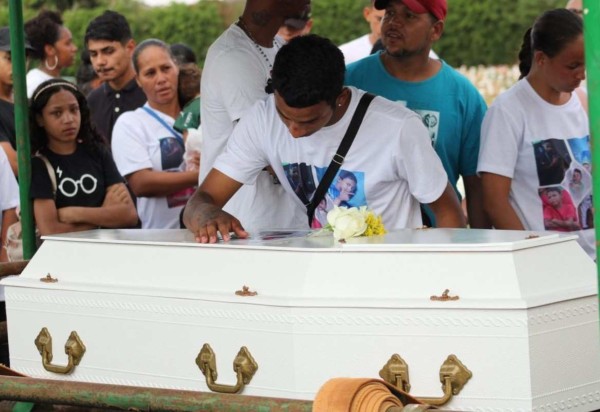 Familiares se despedem de João Miguel. "Por que fizeram isso com você?" -  (crédito: Kayo MagalhÃ£es/CB DA PRESS)