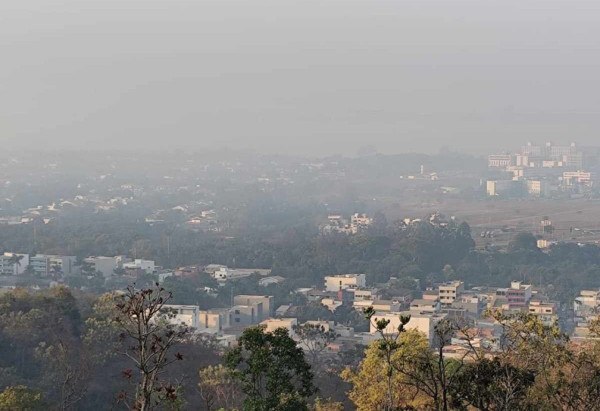  Há fogo em vários pontos da cidade, como no Noroeste e em locais próximos à Universidade de Brasília (UnB). Segundo o Instituto Nacional de Meteorologia (Inmet), não há previsão de chuva para os próximos dias.  -  (crédito: Ed Alves/CB/D.A Press)