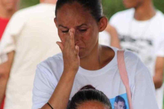 Familiares se despedem de João Miguel. "Por que fizeram isso com você?"