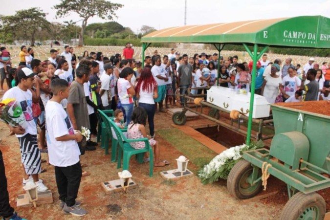 Familiares se despedem de João Miguel. "Por que fizeram isso com você?"