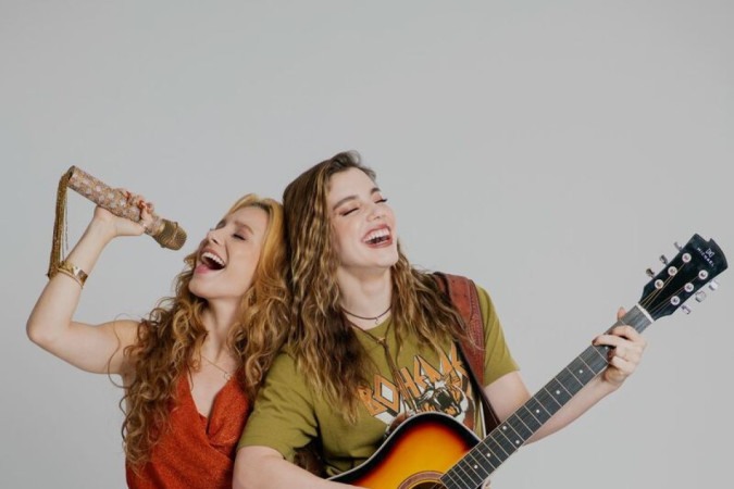 Lorena Comparato e Alice Wegmann são as irmãs Gláucia e Raíssa, que formam dupla do feminejo na série
 -  (crédito: Vitor Peruzze / Cabecidade)