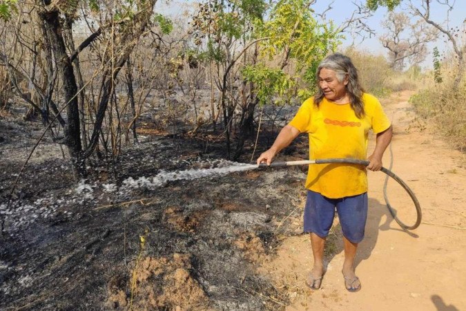 Álvaro tucano, 73, indígena da fronteira com a Colômbia, pegou uma mangueira para ajudar no combate ao fogo -  (crédito: Ed Alves/CB/D.A Press)