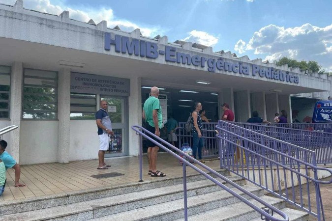 Pais levaram crianças ao Hospital Materno Infantil de Brasília (HMIB) por problemas respiratórios com a seca -  (crédito: Henrique Sucena)