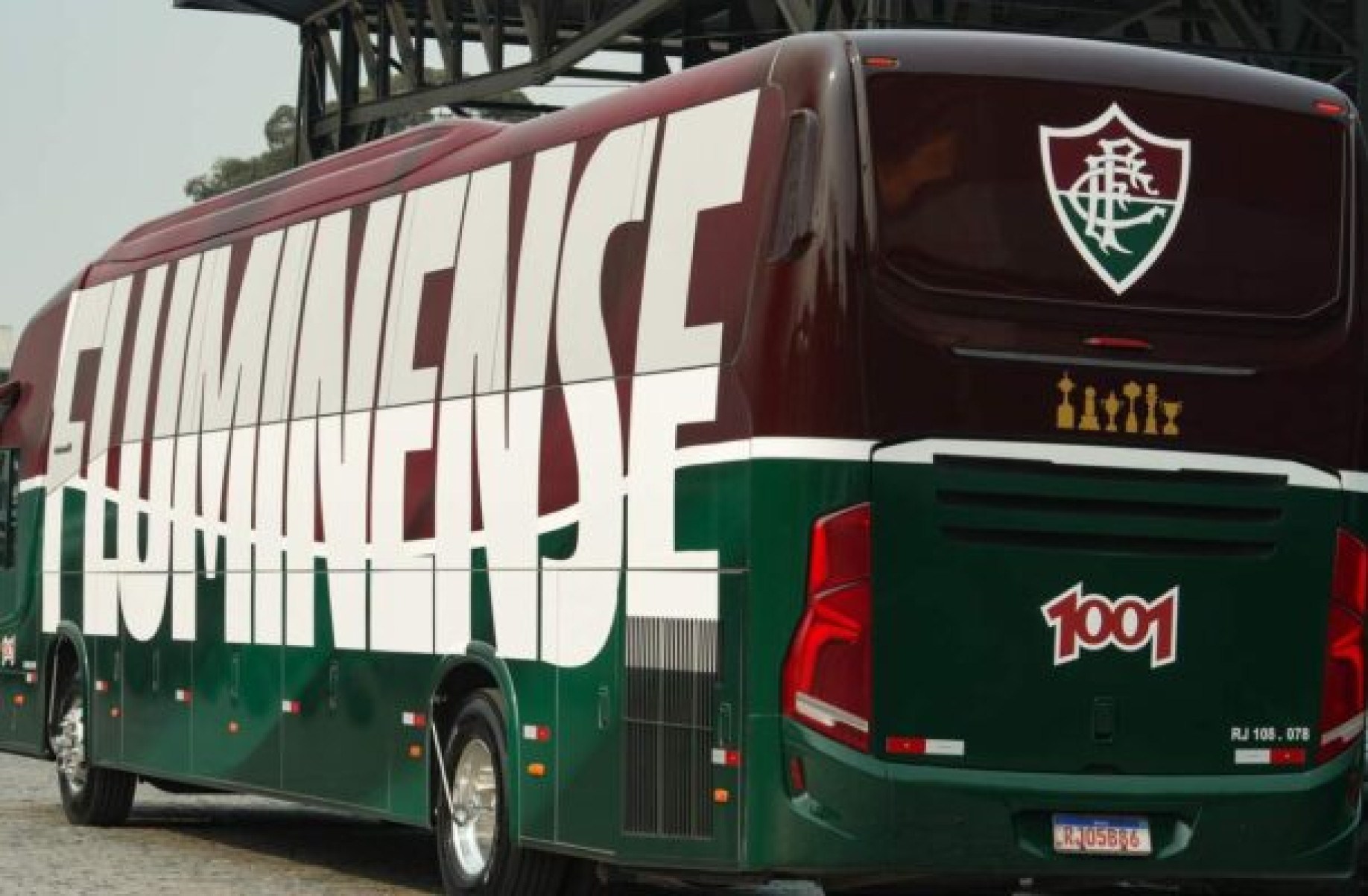 Fluminense com seu novo ônibus após acordo com a Auto Viação 1001  -  (crédito:  Foto: Divulgação / Auto Viação 1001)