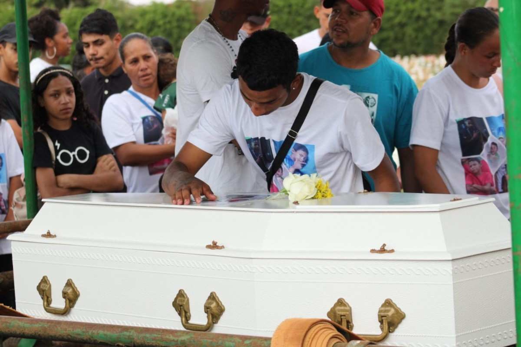 Familiares se despedem de João Miguel: 