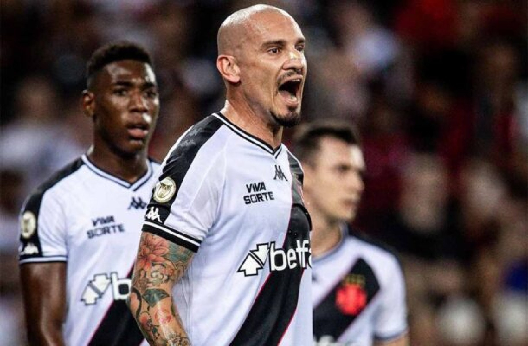 Maicon exalta dedicação do elenco do Vasco: ‘Desistir nunca é uma opção’