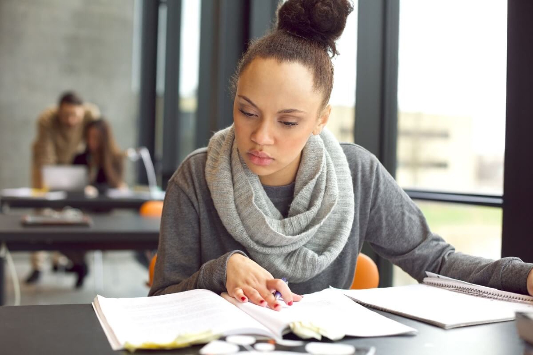 A prova do Enem exige forte interpretação textual devido à interdisciplinaridade nas questões (Imagem: Jacob Lund | Shutterstock) -  (crédito: EdiCase)